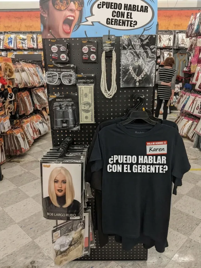 Seccion de tienda de disfraces con camisetas y accesorios para disfrazarse de una de las Karens.