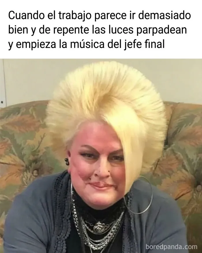 Meme de mujer con el peinado tipico de Karens con frase sobre el jefe final del trabajo.