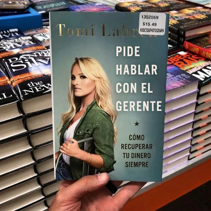 Libro ficticio de Tomi Lahren titulado Pide hablar con el gerente, sobre la actitud de las Karens.