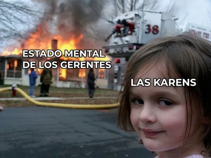 Meme de niña frente a casa en llamas que representa la prepotencia de las Karens
