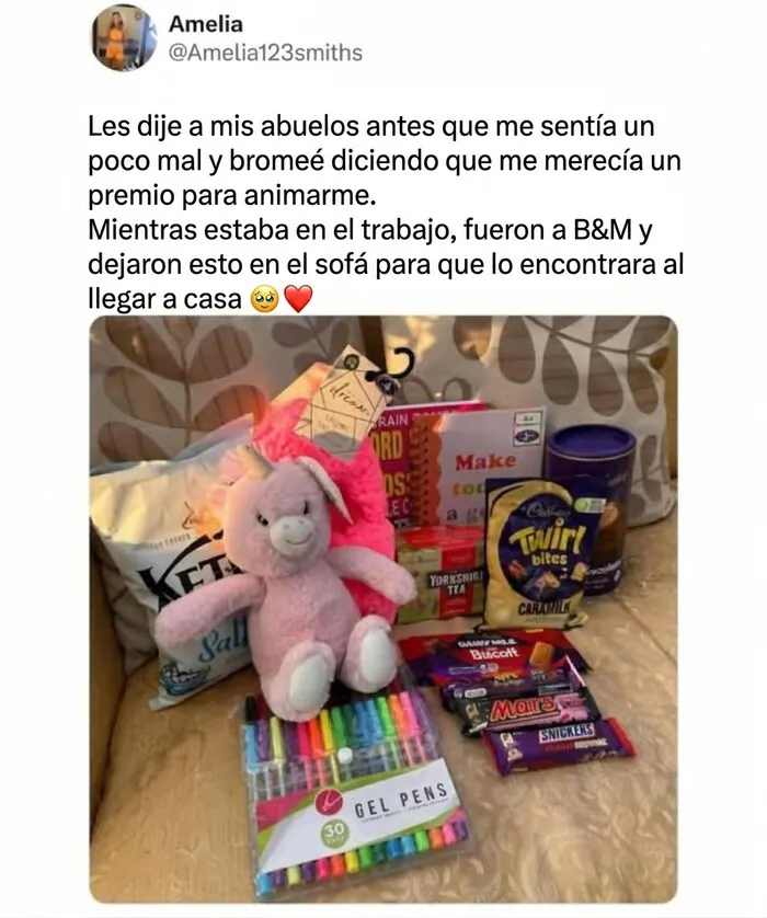 Regalos sorpresa de abuelos en el sofá, detalle de publicaciones reconfortantes
