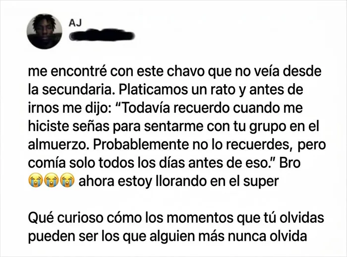 Captura de un tuit sobre recordar un pequeño acto reconfortante que cambió la vida escolar de alguien.