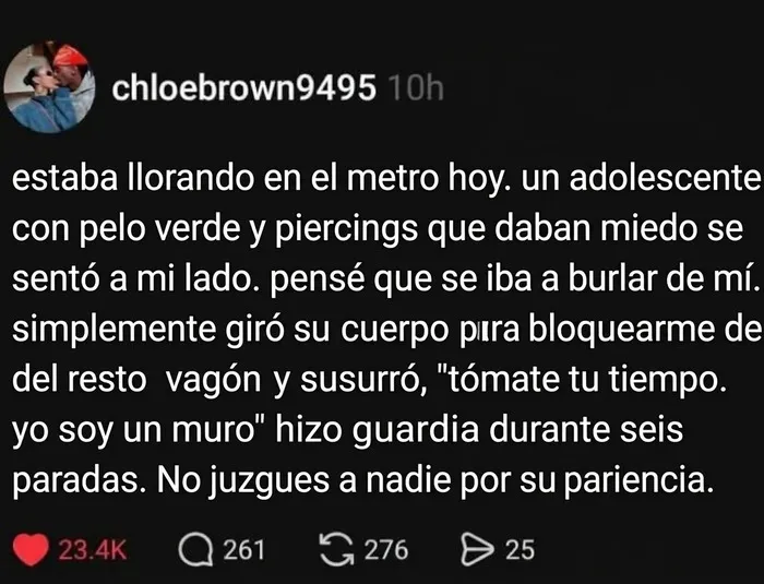 Publicación en redes sobre un adolescente gótico que actúa de forma empática y reconfortante en el metro.