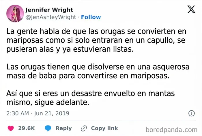 Un tweet motivacional sobre la transformacion de las orugas en publicaciones reconfortantes.