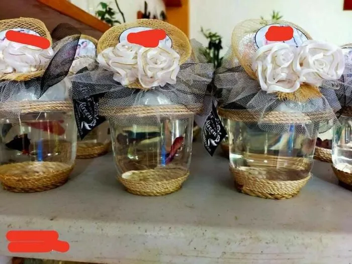 Peces betta en frascos decorados como recuerdos de bodas
