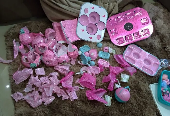 Residuos plásticos excesivos de un juguete infantil que demuestra un pésimo diseño de empaque.