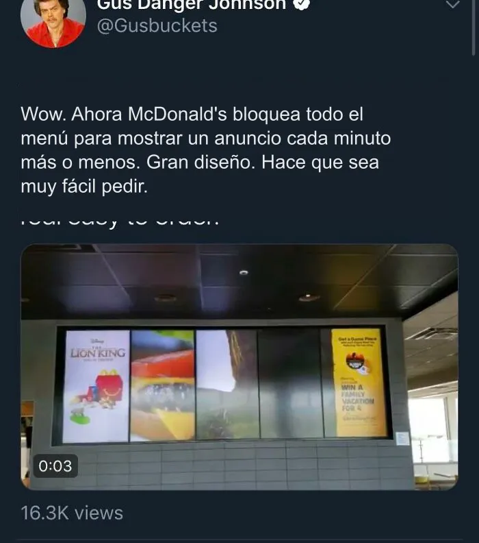 Diseño molesto de menú digital en restaurante con publicidad de McDonald's bloqueando la pantalla.