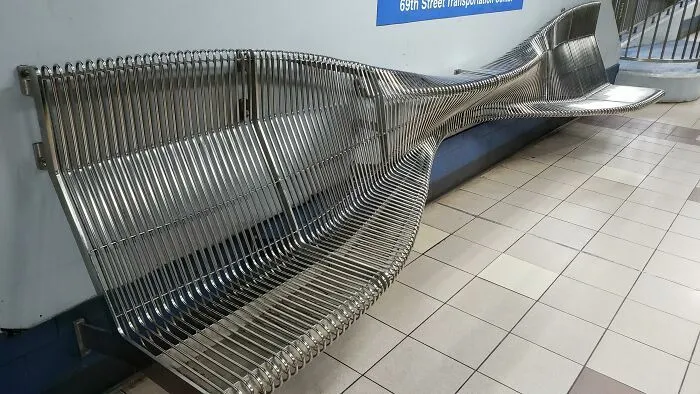Un banco de metal incómodo y extraño creado por diseñadores terribles.