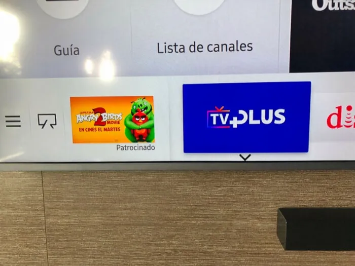 Publicidad molesta de Angry Birds que interrumpe el menú, obra de diseñadores terribles