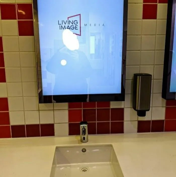 Espejo de baño con un anuncio luminoso incómodo, un error de diseñadores terribles