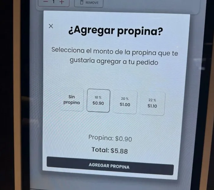 Pantalla de pago digital exigiendo propina por un auto-servicio, error de diseñadores terribles