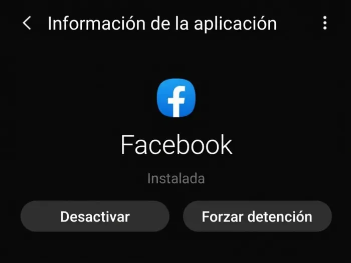 Pantalla de teléfono mostrando la opción imposible de desinstalar Facebook, obra de diseñadores terribles