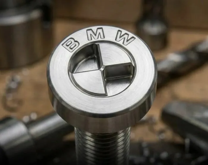 Tornillo metálico con cabeza tipo BMW de diseñadores terribles que complica el trabajo