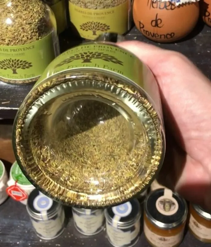 Tarro de especias con fondo cóncavo engañoso creado por diseñadores terribles