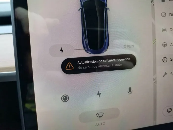 Pantalla de un coche eléctrico que no arranca por error de software de diseñadores terribles