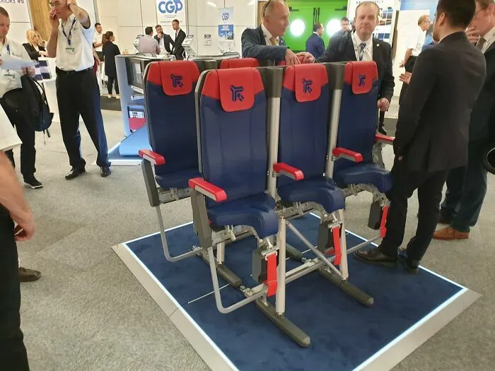 Diseñadores terribles de asientos de avión incómodos y estrechos en una exhibición