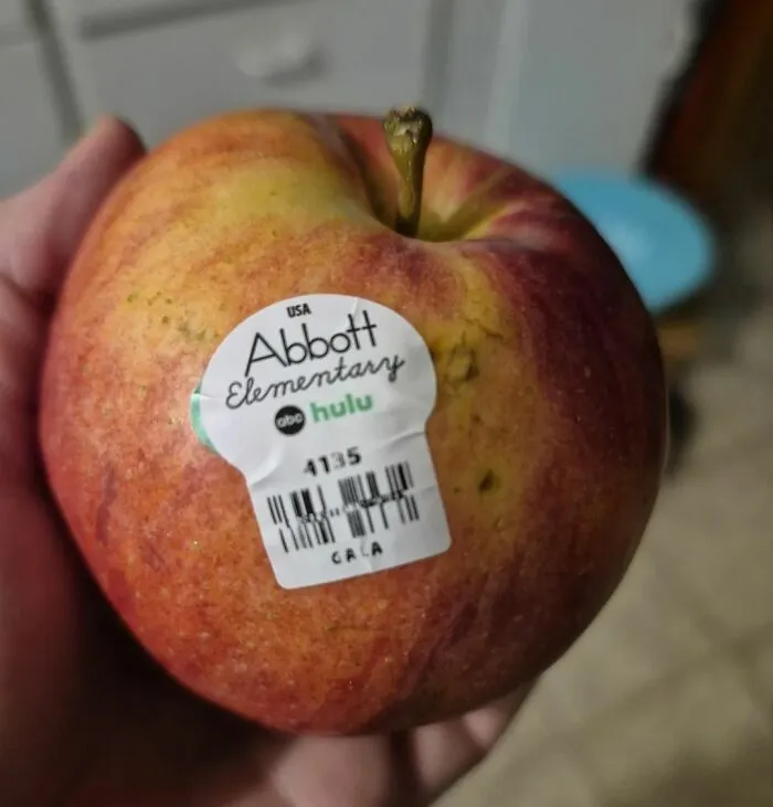 Una manzana con publicidad de serie de televisión creada por diseñadores terribles.