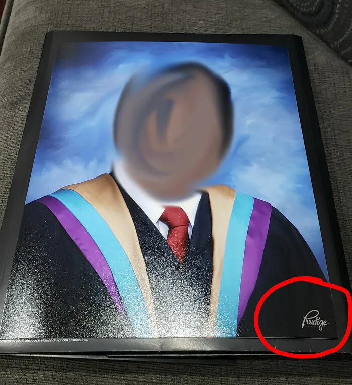 Foto de graduación recortada incorrectamente en la esquina por diseñadores terribles.