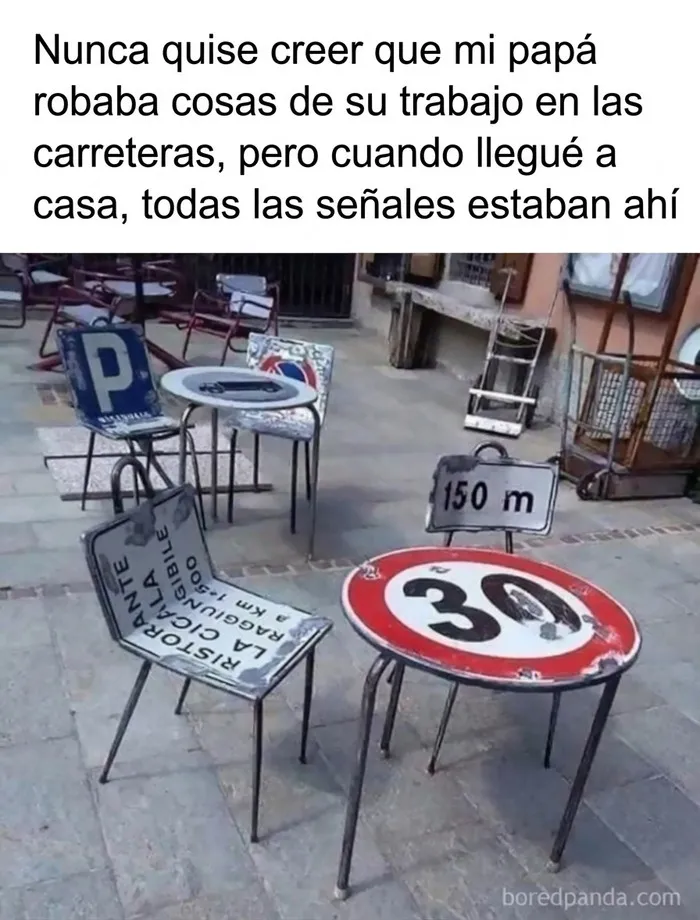 Sillas hechas con senales de transito en uno de los memes divertidos