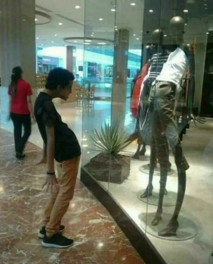 Memes divertidos de un hombre imitando la pose de un maniqui en una tienda