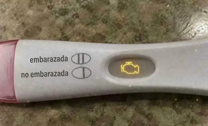 Memes divertidos de una prueba de embarazo con la luz de motor encendida