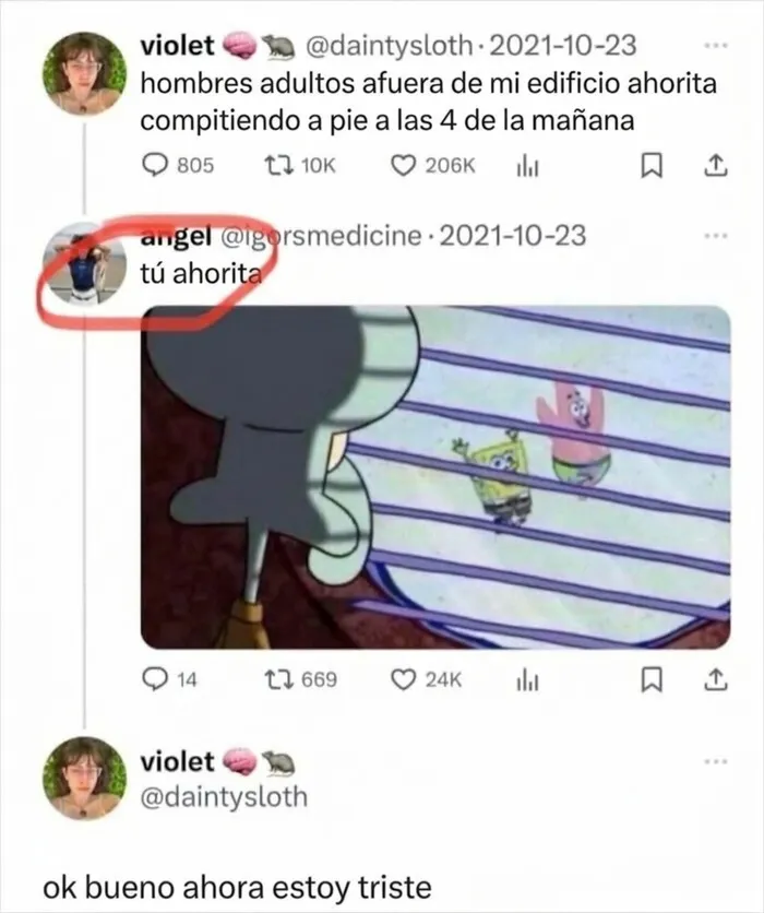 Meme divertido con Calamardo observando a Bob Esponja y Patricio desde la ventana.