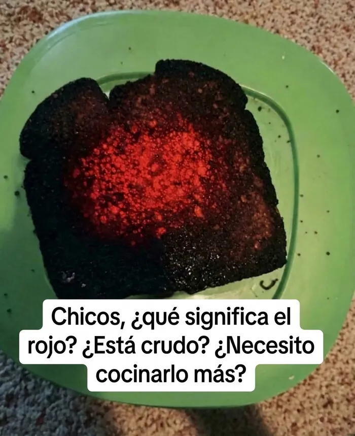 Meme divertido de una tostada completamente quemada con un centro rojo brillante y una pregunta graciosa sobre cocinarla más.
