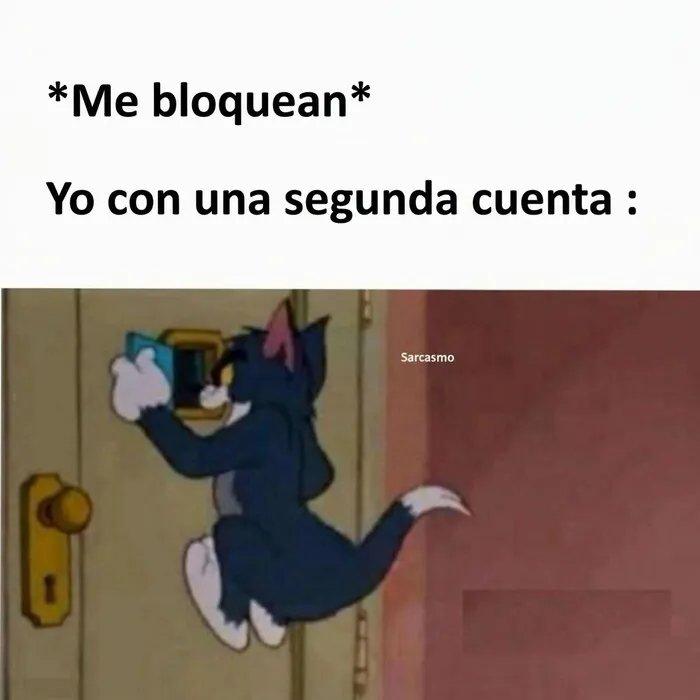 Meme divertido de Tom el gato mirando por la mirilla de una puerta tras ser bloqueado en redes sociales.