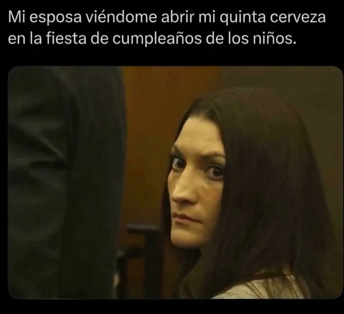 Mujer mirando fijamente de forma seria, parte de memes divertidos para compartir en redes