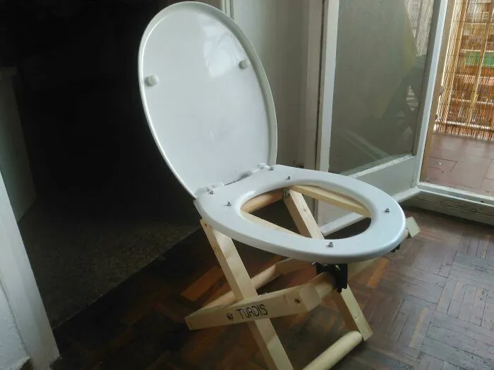 Proyecto casero fallido de inodoro portátil hecho con una silla de madera plegable
