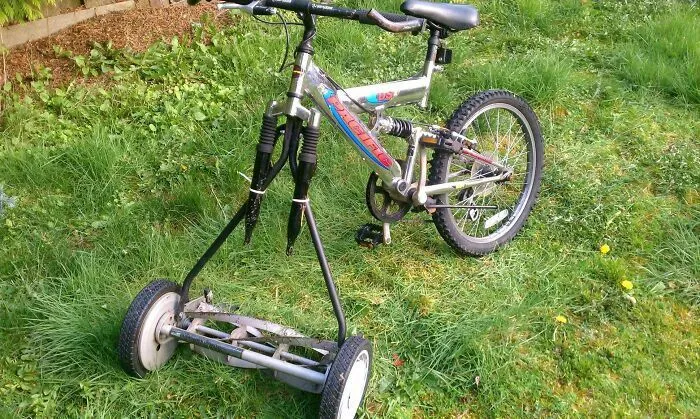 Bicicleta modificada con cortadora de césped, uno de los proyectos caseros con un diseño fallido.