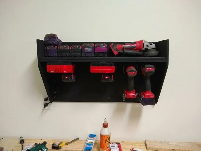 Estante de herramientas eléctricas montado en pared de proyectos caseros