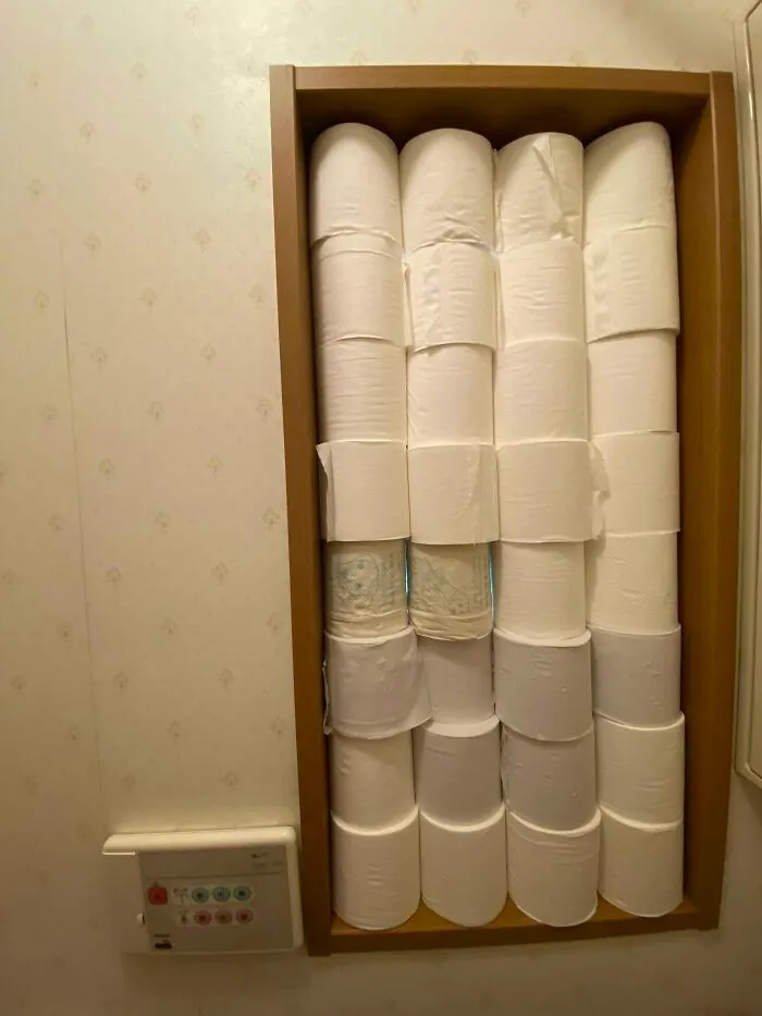 Nicho de pared repleto de rollos de papel higienico en proyectos caseros imperfectos