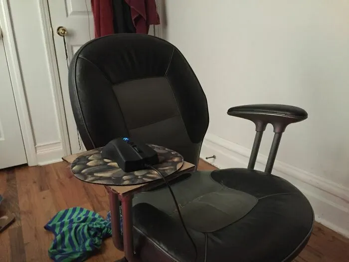 Silla de oficina modificada con soporte para mouse de proyectos caseros
