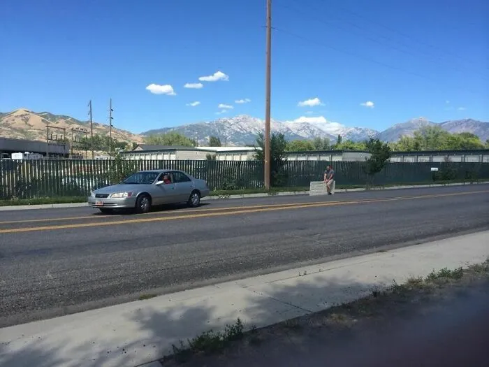 Automóvil plateado en la carretera como ejemplo de proyectos caseros fallidos