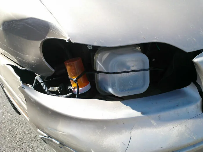 Reparación de faro rota con un bote de plástico como uno de los proyectos caseros fallidos.