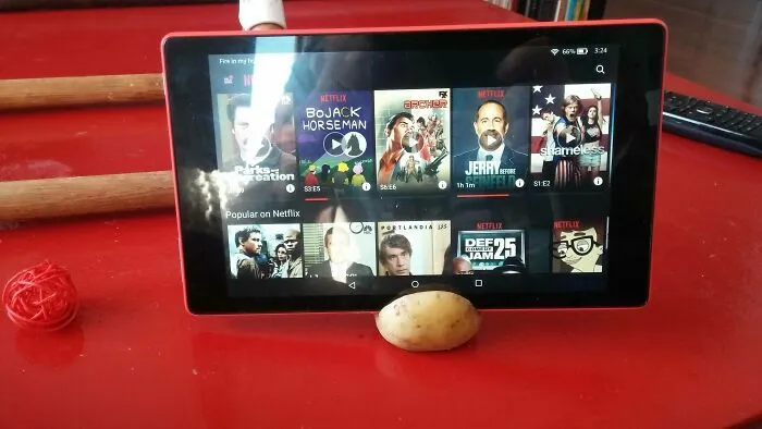 Soporte de tableta hecho con patata, un ejemplo de proyectos caseros fallidos.