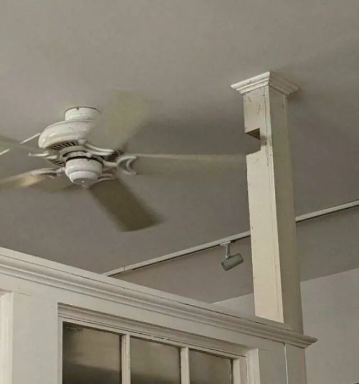 Ventilador de techo chocando con columna de madera, proyectos caseros erróneos.