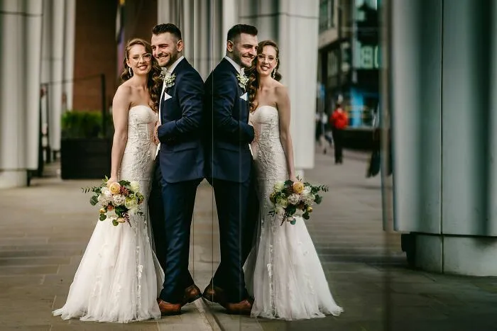 Una pareja de novios reflejada en un espejo, listos para crear historias inolvidables.