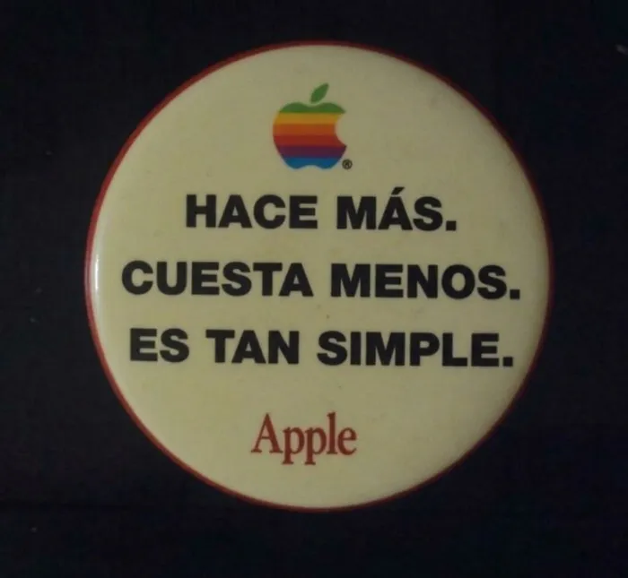 Botón vintage de Apple con lema que dice hace más cuesta menos es tan simple palabras de Apple