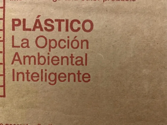 Cartón con mensaje irónico sobre plástico como opción ambiental inteligente