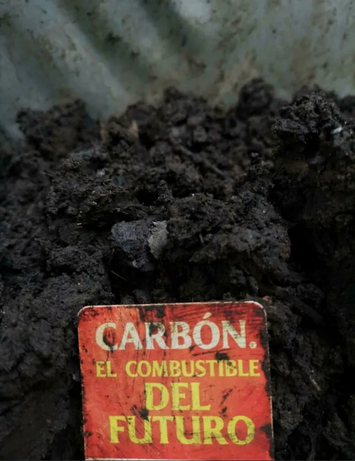Cartel viejo con texto carbón combustible del futuro.