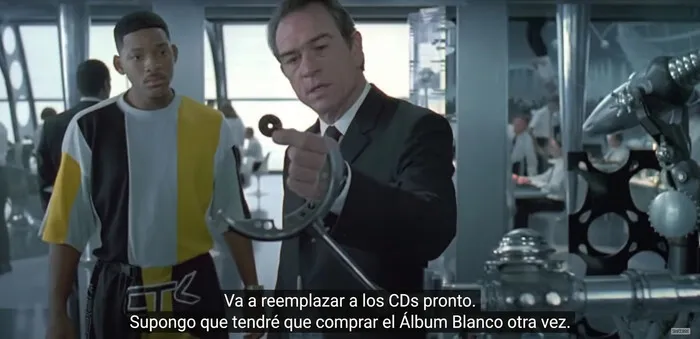 Escena de película con diálogo sobre reemplazo de CDs y álbum blanco
