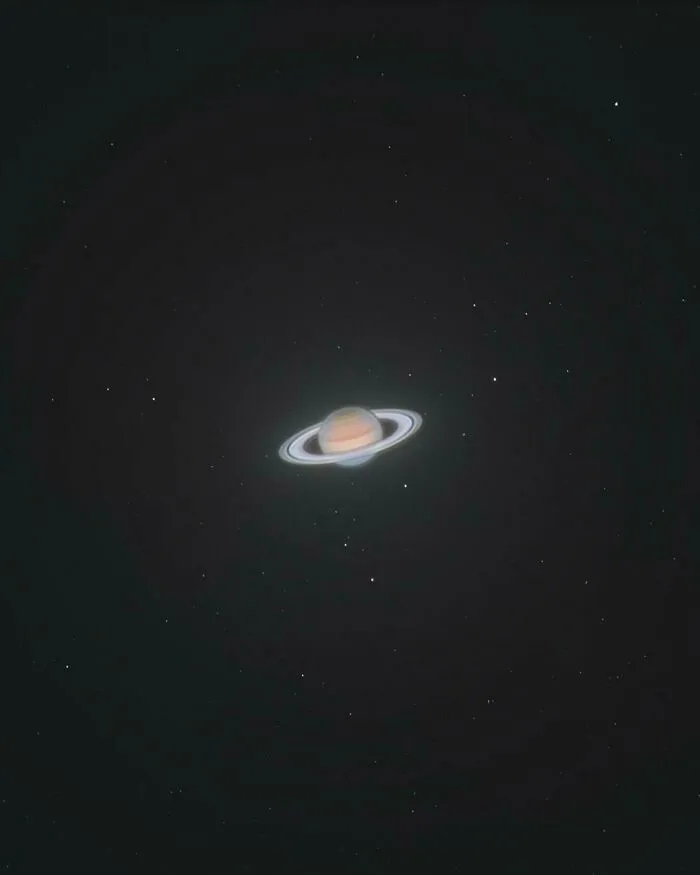 Imagen del planeta Saturno con sus anillos en el espacio