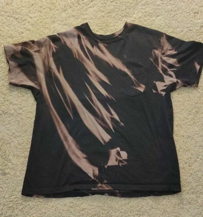 Camiseta negra con diseño de manchas claras efecto teñido camiseta original