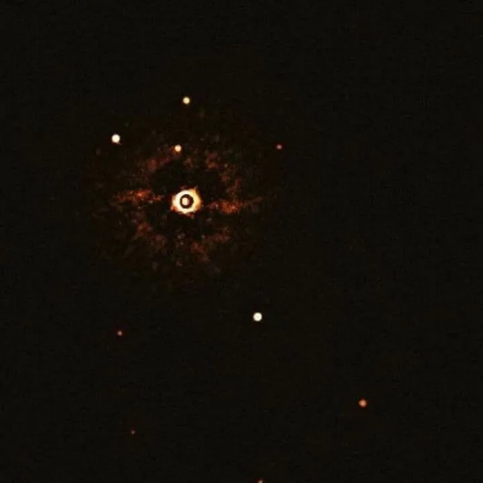 Imagen oscura con iluminaciones puntuales en el espacio estelar