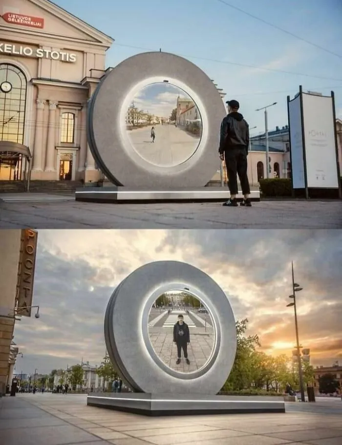 Escultura Portal circular interactiva en espacio público urbano presencial