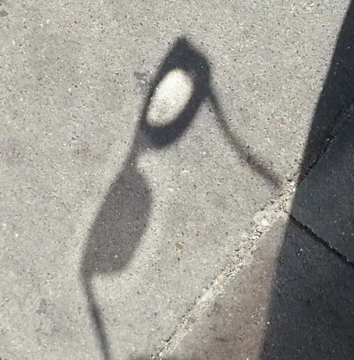 Sombra distorsionada sobre pavimento en imagen curiosa de ¿Qué pasaría si