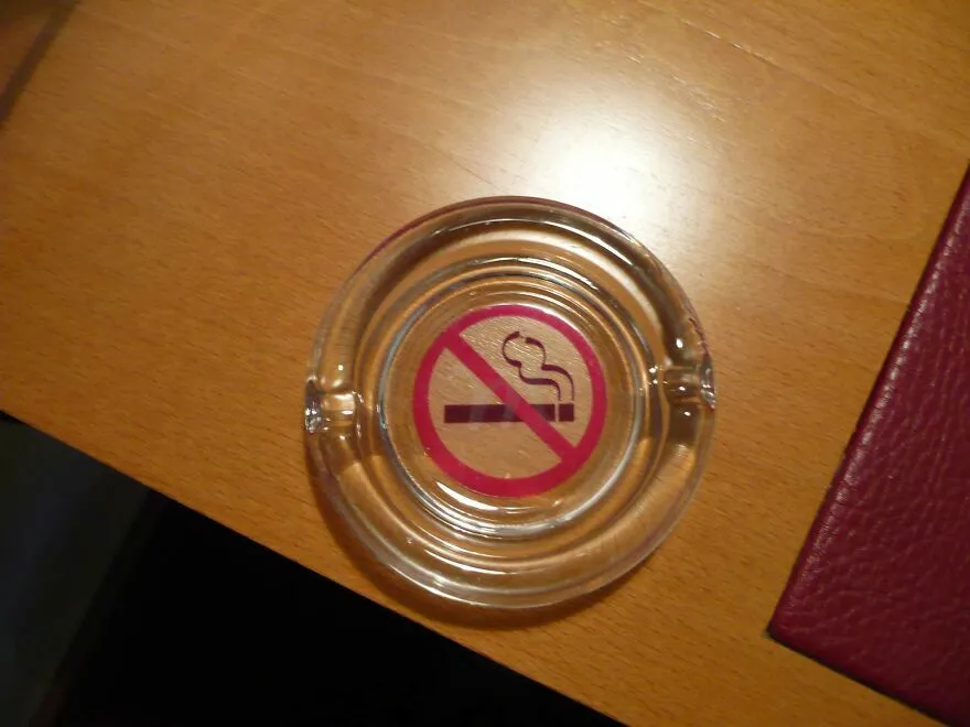 Cenicero con símbolo de prohibido fumar en hotel