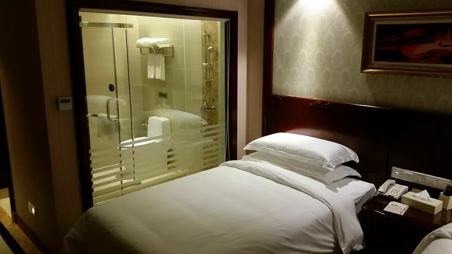 Puerta interior de baño visible desde habitación de hotel o Airbnb
